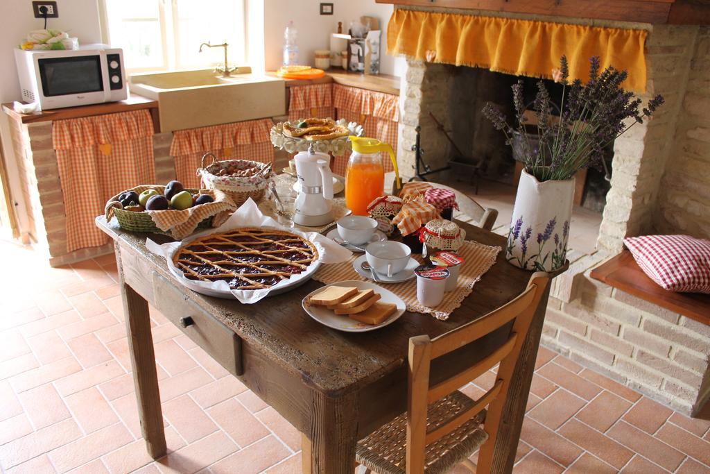 B&B Il Poggetto Serra Sant'Abbondio Luaran gambar